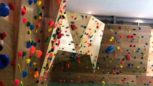 長野県のクライミング施設「千ヶ滝ボルダリングテラス」